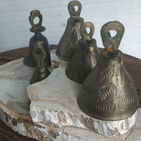 Bells Of Sarna India Brass Etched Bells Lot Of 5 different Size Bells Christmas - Picture 12 of 16